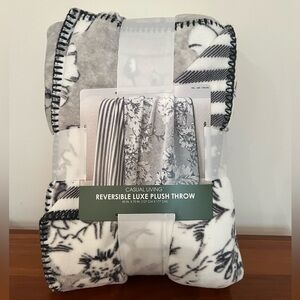 Casual Living Reversible Luxe Plush Throw